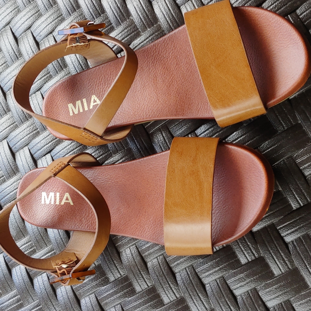 NWOT brown leather sandals size 6